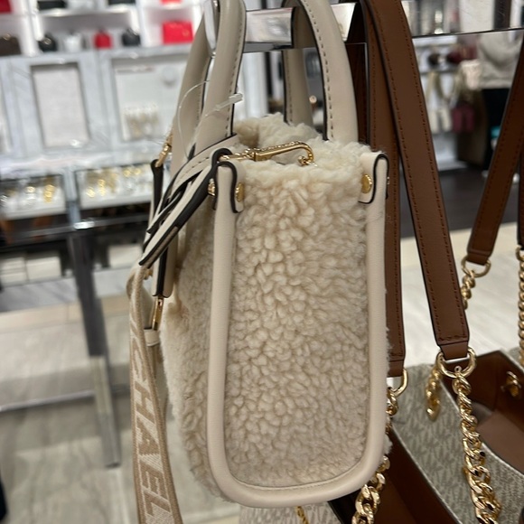 Michael Kors Mirella Extra-Small Sherpa XS SHOPPER XBODY
SHEARLING Crossbody - Picture 15 of 16